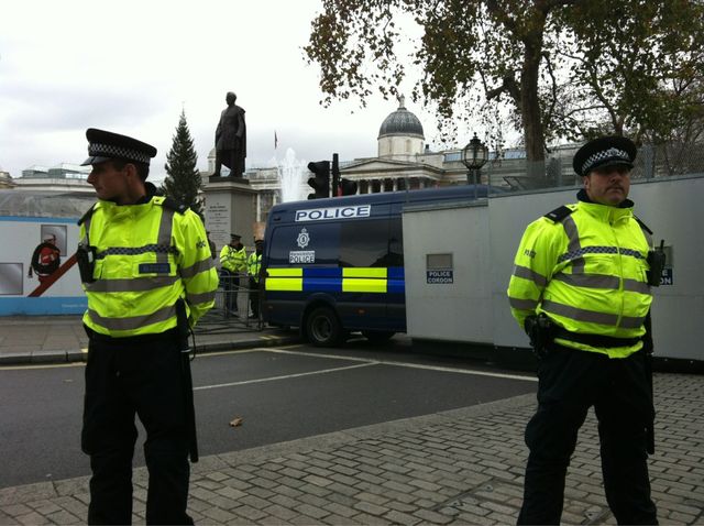 Trafalgar Square cordoned off by police http://bit.ly/rpngAf
